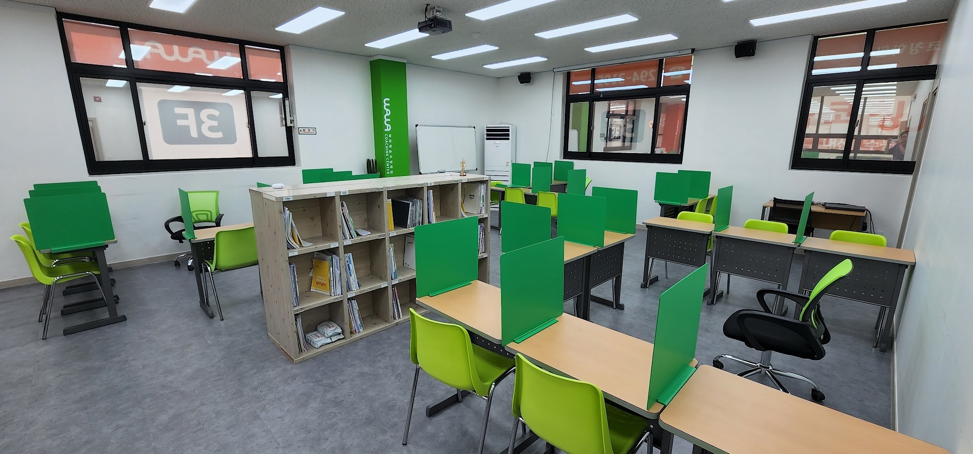 경남 거제 수월동 와와학습코칭 거제수월점 — 초록 칸막이 좌석이 늘어선 자습실