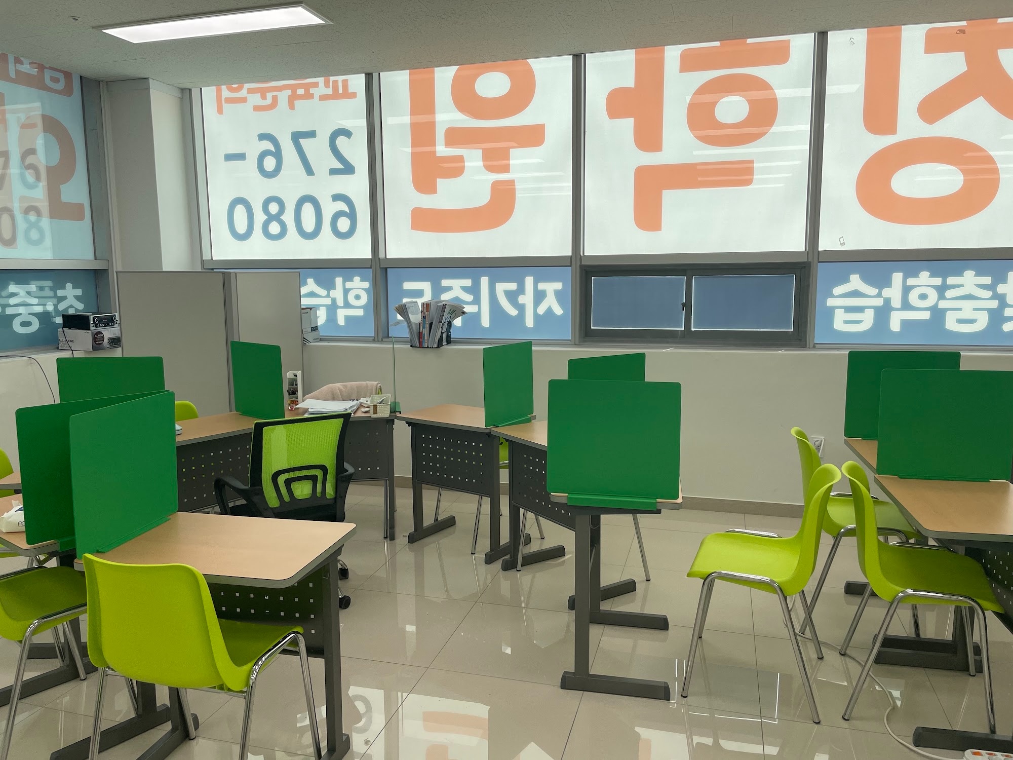 남외점 자습실 — 칸막이 개인 학습석에서 자기주도학습