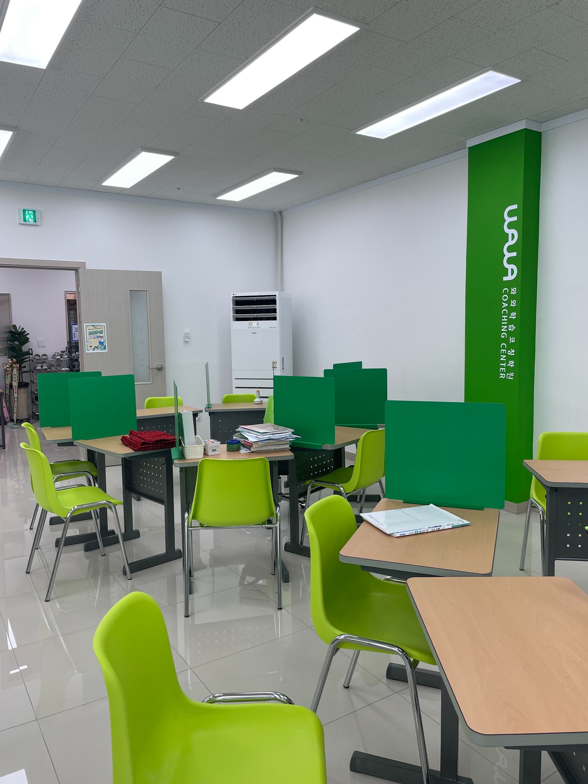 울산 남외동 와와학습코칭 남외점 자습 공간 — 브랜드 벽과 개인 학습석