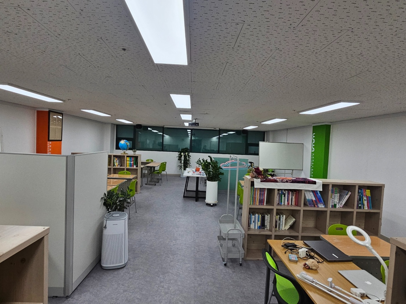 남양주 다산도농점 넓은 학습 공간 — 화이트보드와 개인 학습석