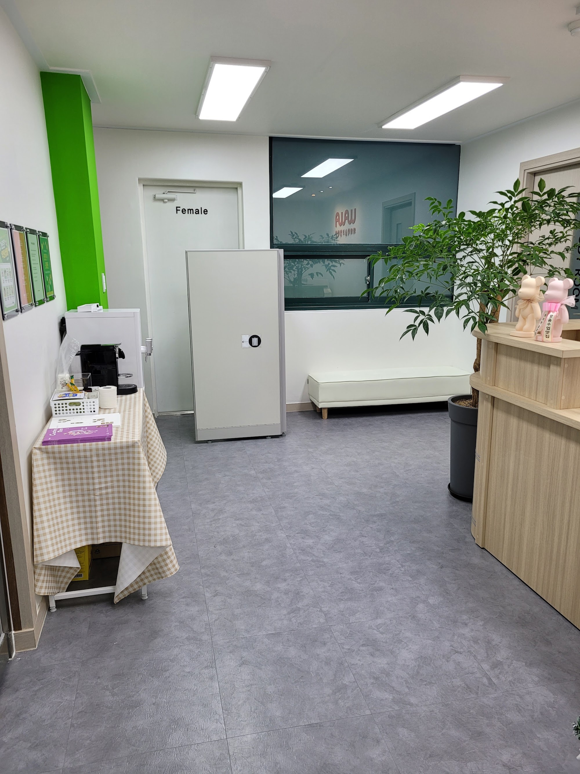반여점 상담·대기 공간 — 와와 브랜드월과 편안한 대기 좌석