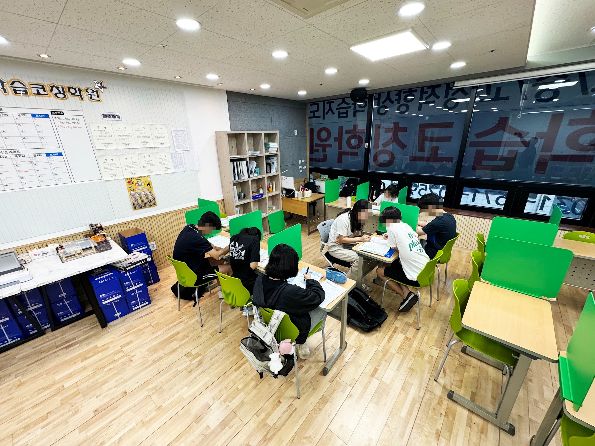 별가람점 자습실 — 개인 칸막이 좌석에서 학생들이 자기주도로 학습하는 모습