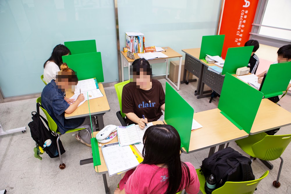 하남 미사 와와학습코칭 센트럴점 자기주도학습 수업 현장 — 개인 학습석에서 공부하는 학생들