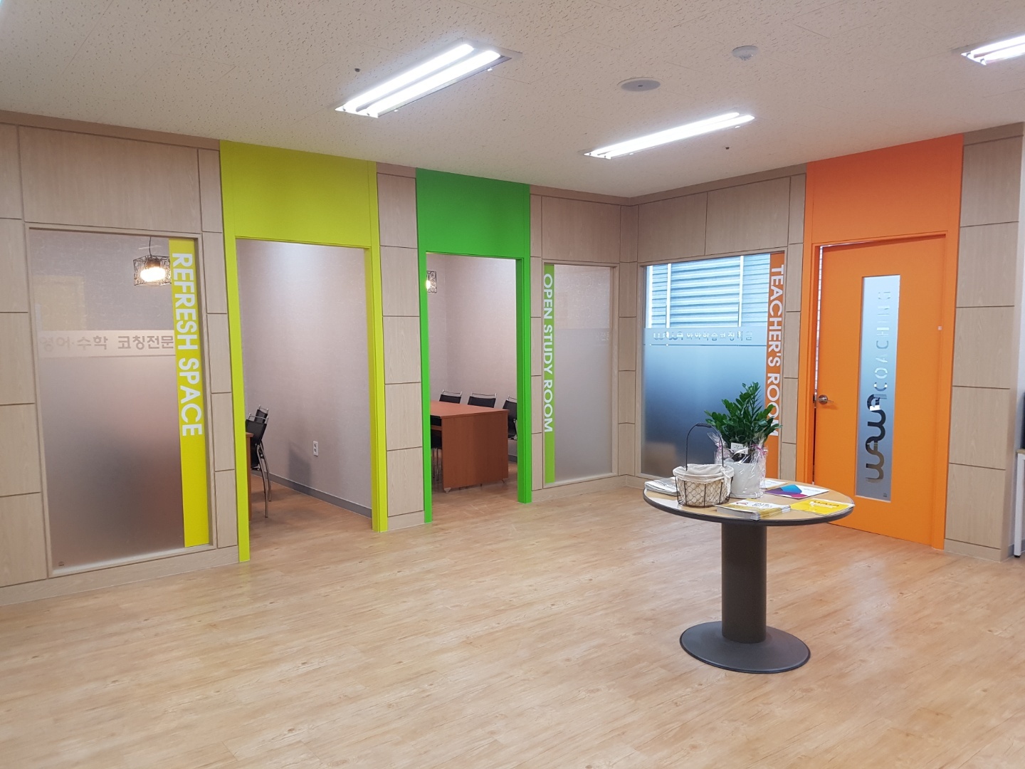 신월성점 내부 — REFRESH SPACE, OPEN STUDY ROOM, TEACHER'S ROOM 세 개의 방과 안내 테이블