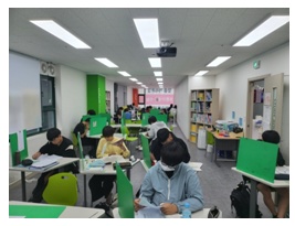 오산점 교실 전경 — 개인 칸막이 좌석과 교재 책장이 있는 학습 공간