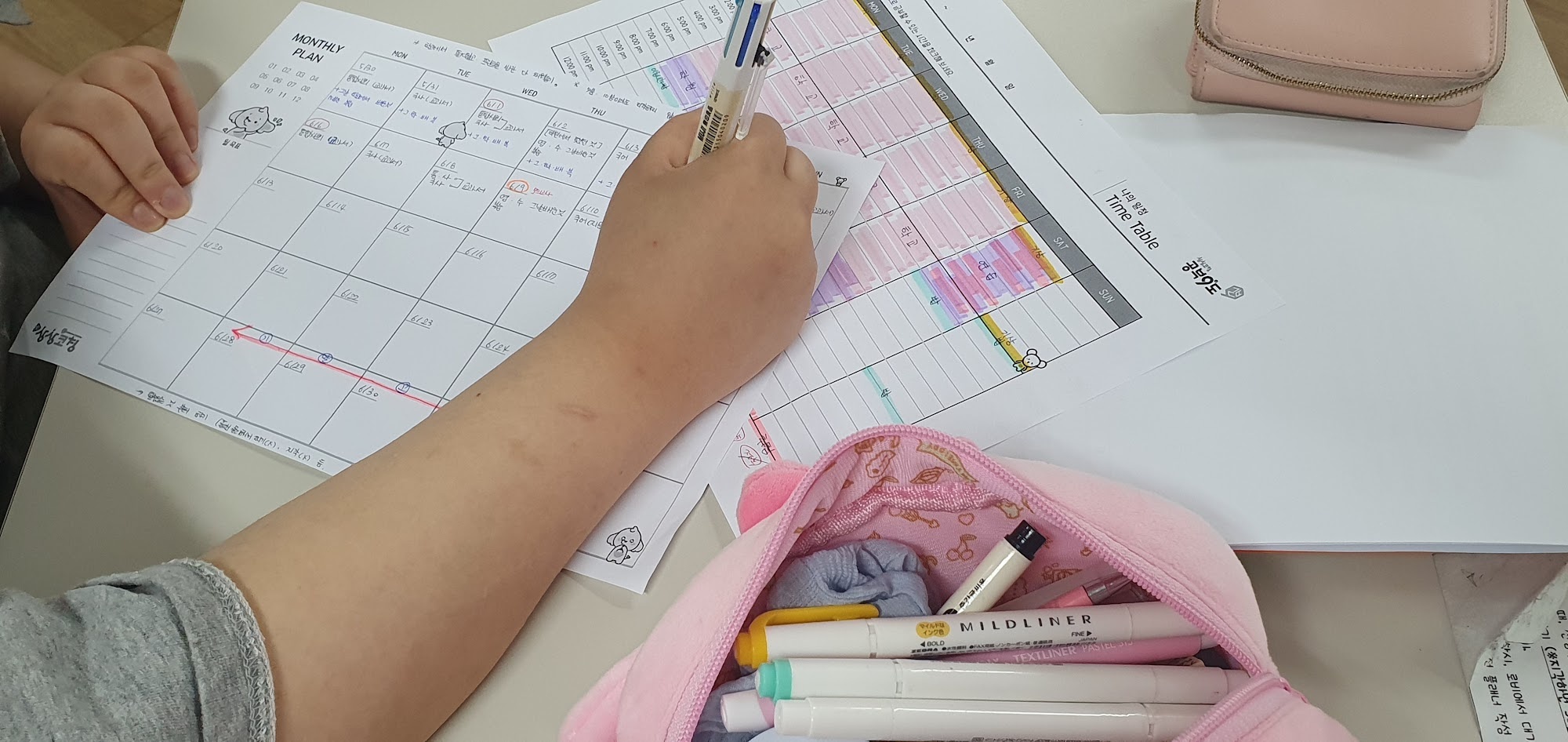 시흥 장곡동 와와학습코칭 장곡점 학생 — 월간 플래너에 학습 계획을 직접 작성하는 모습