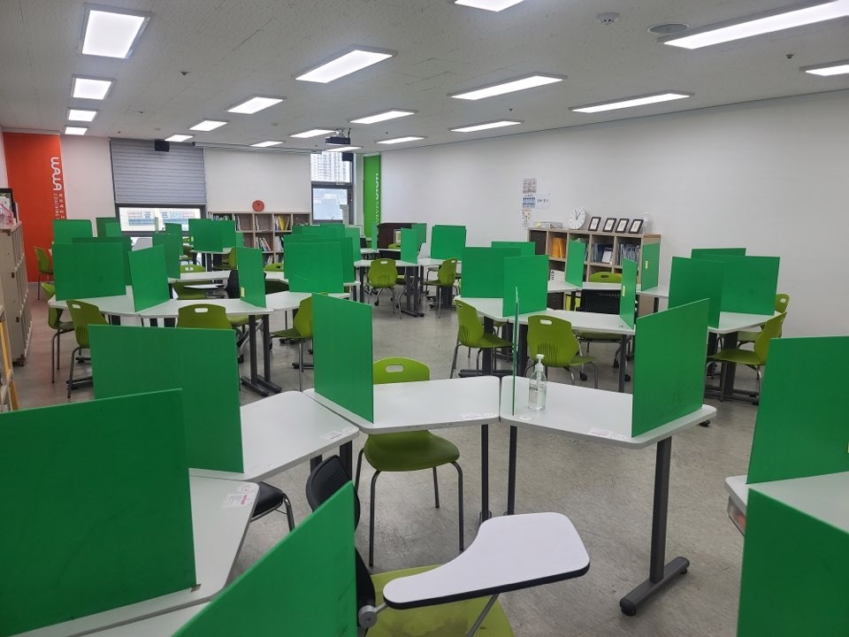 부산 해운대 좌동 와와학습코칭 좌동점 자습실 — 조용하게 집중할 수 있는 개인 학습석 전경