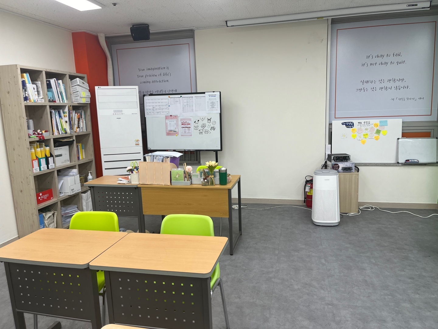 광주 월계동 와와학습코칭 첨단점 교실 — 초록 기둥의 WAWA COACHING CENTER 로고, '응원할게, 그 누구보다 빛날 너를 위해' 문구가 적힌 창문, 벽을 따라 한 줄로 놓인 책상과 연두색 의자