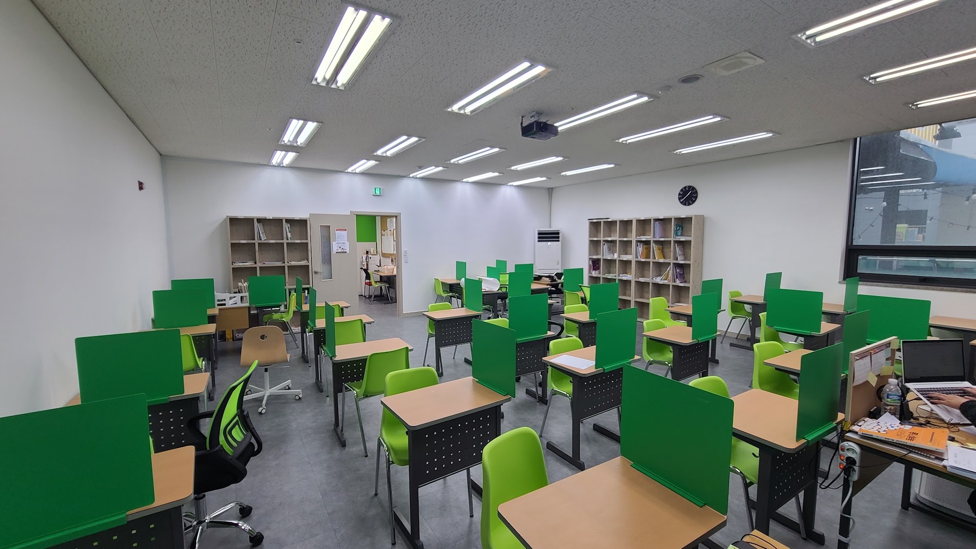 경기 용인 기흥구 영덕동 와와학습코칭 흥덕점 — 초록색 가림판이 놓인 개별 책상이 줄지어 있는 넓은 학습실