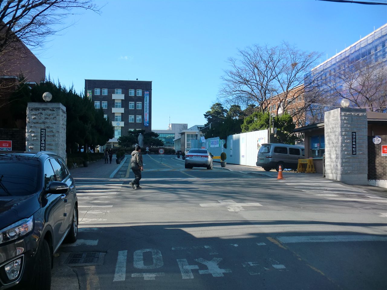 대구 남구 대구교육대학교 정문 — 돌기둥 문주 사이로 보이는 캠퍼스 진입로와 본관 건물