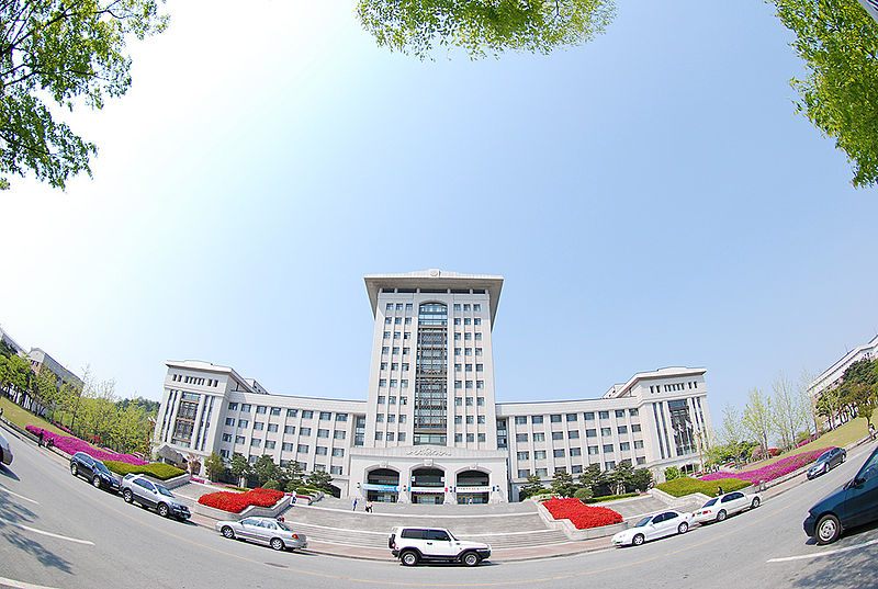 충남 아산 선문대학교 본관 — 계단과 화단 너머로 보이는 흰색 본관 건물