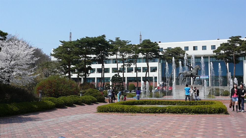 아주대학교 원천관과 선구자상