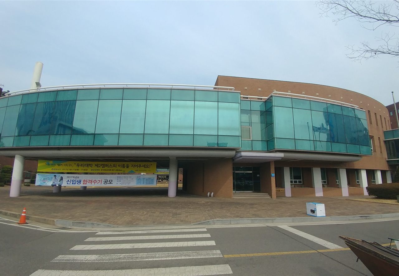 경기 시흥 정왕동 한국공학대학교(옛 한국산업기술대학교) 행정동 — 유리 외벽 건물과 필로티, 앞 횡단보도